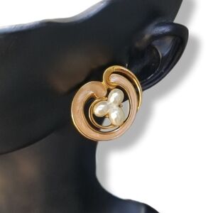 AVON VINTAGE GOLDTONE, SHIMMERY PEACH ENAMEL & FAUX PEARL EARRINGS